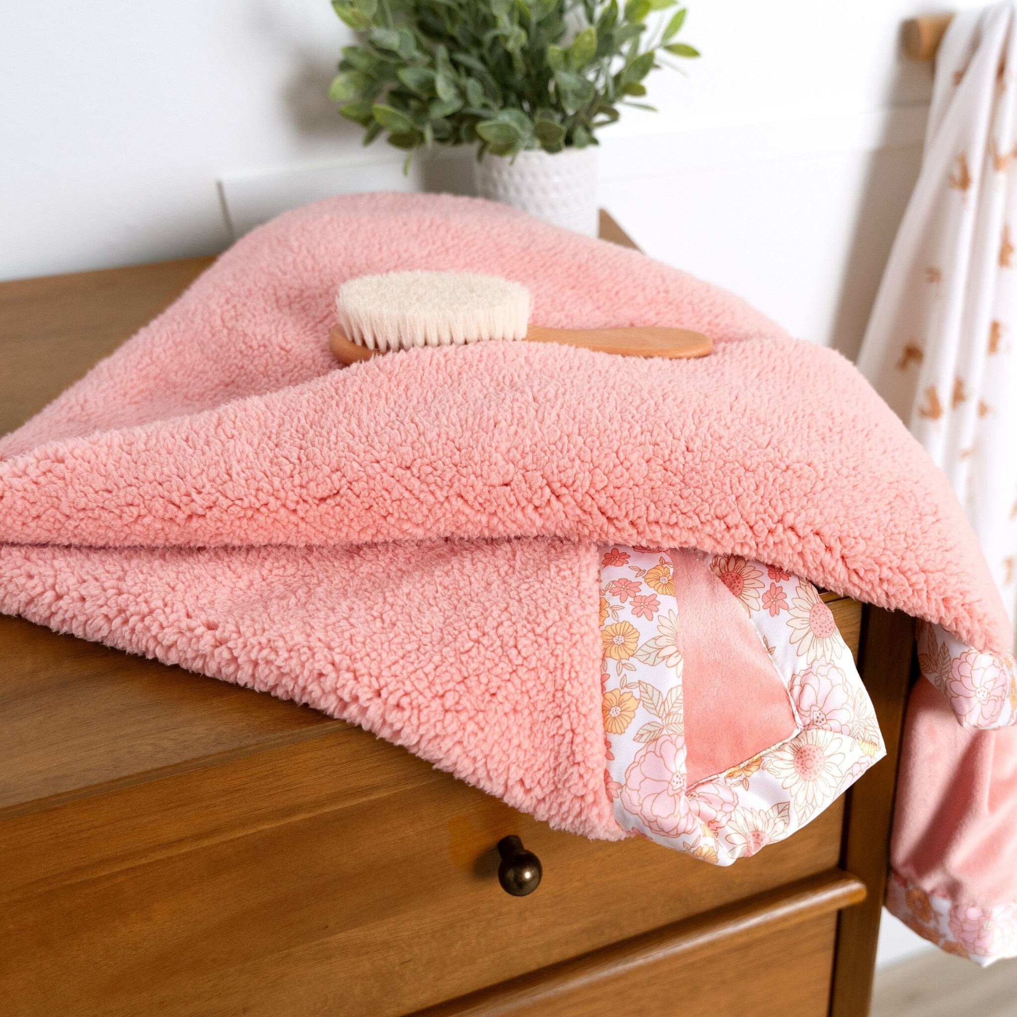 Embroidered Retro Floral Plush Blanket - Image 5