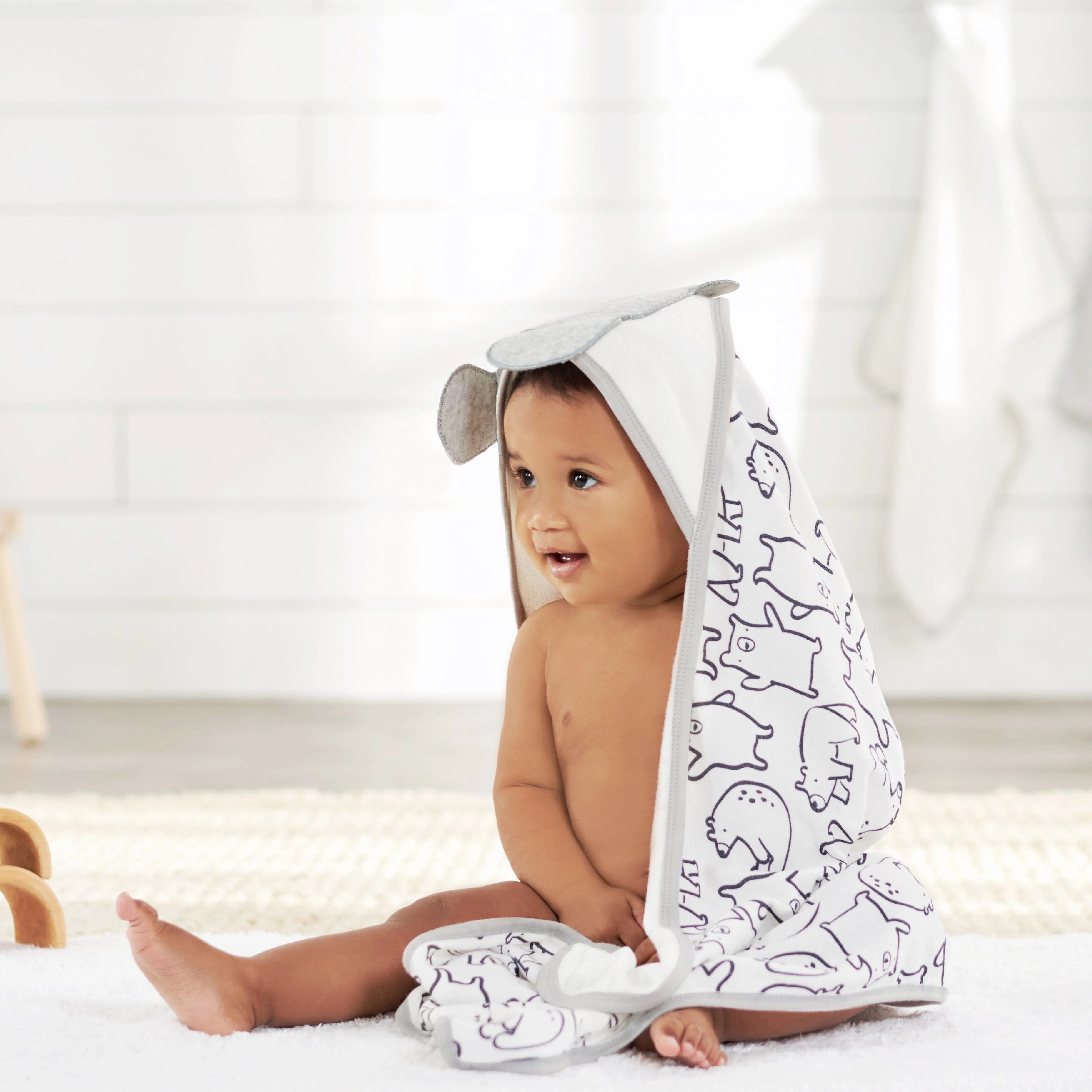 4-Piece Boys Bear Hooded Towel and Washcloths Set - Image 3